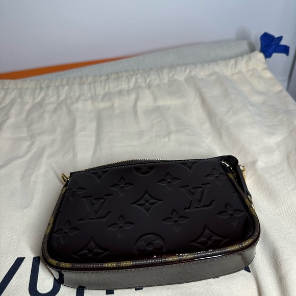 Louis Vuitton Vernis Mini Pochette Accessories - Picture 6 of 12